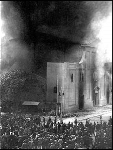 fotografia d'una esglèsia incendiada